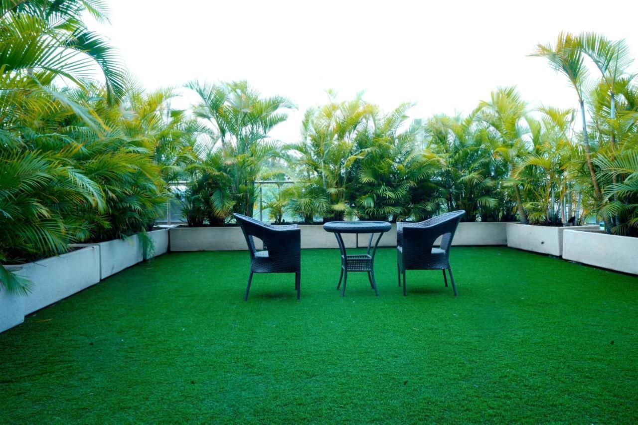 เดอะ โครินเธียน รีสอร์ท แอนด์ คลับ ปูเน่ ภายนอก รูปภาพ Artificial grass on a rooftop
