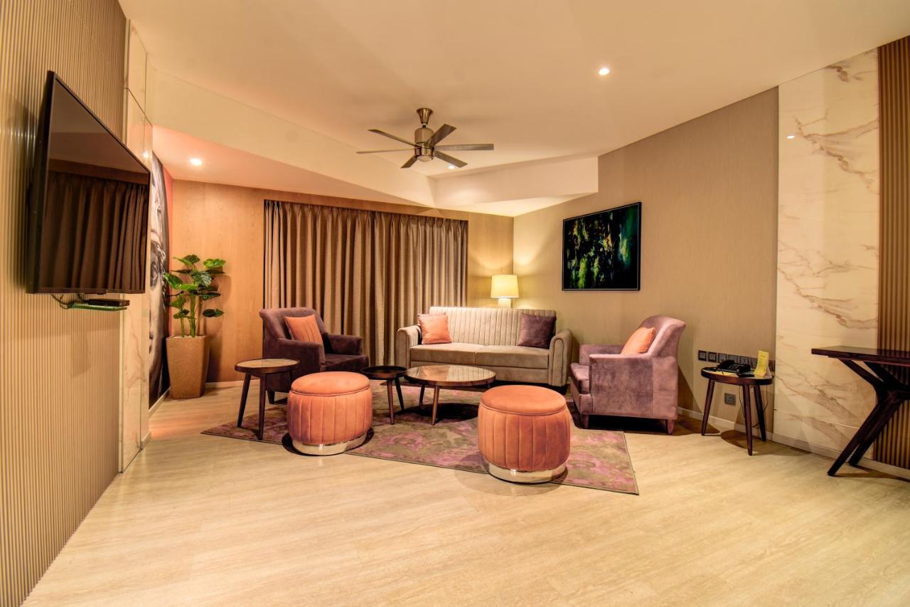 เดอะ โครินเธียน รีสอร์ท แอนด์ คลับ ปูเน่ ภายนอก รูปภาพ A living room in a suite at the hotel