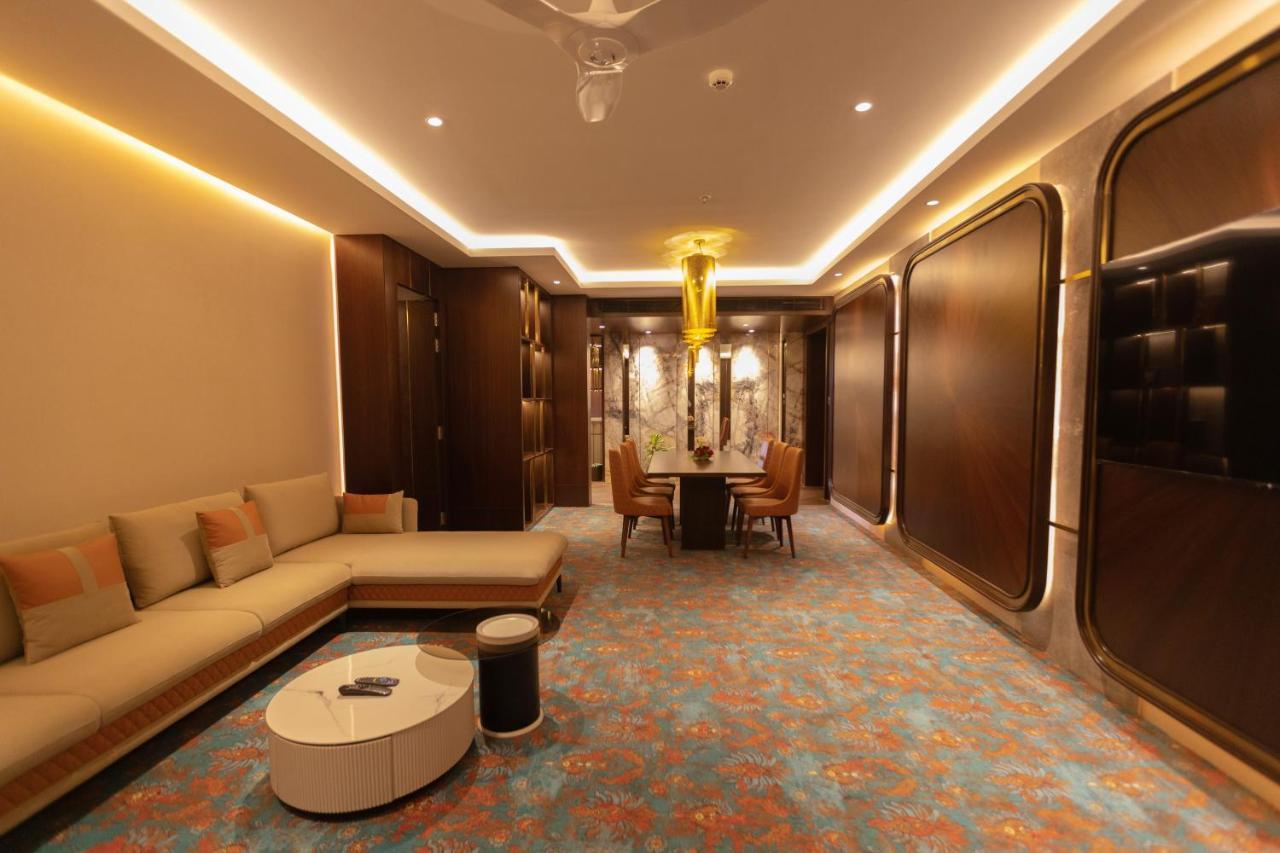 เดอะ โครินเธียน รีสอร์ท แอนด์ คลับ ปูเน่ ภายนอก รูปภาพ A suite at the Taj Mahal Palace
