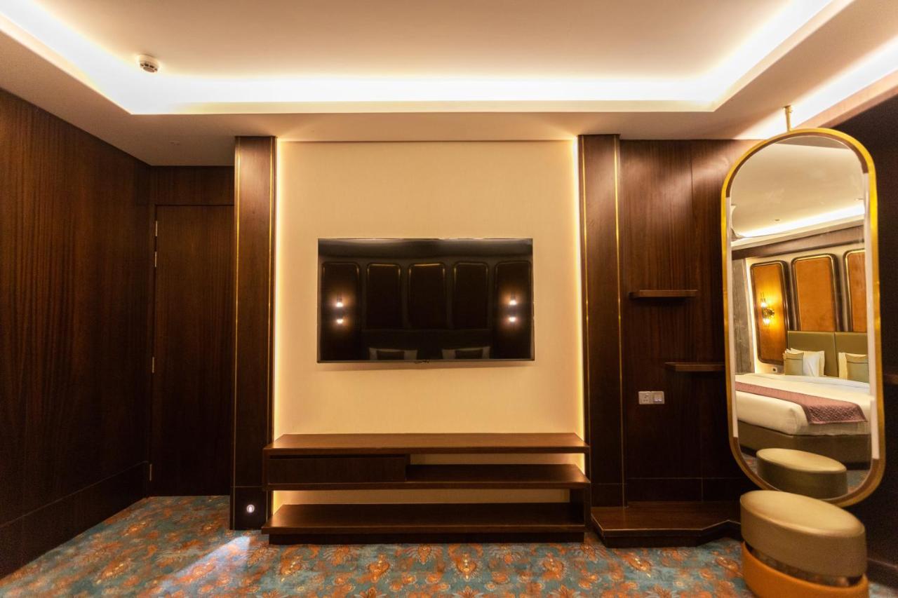 เดอะ โครินเธียน รีสอร์ท แอนด์ คลับ ปูเน่ ภายนอก รูปภาพ A suite on board