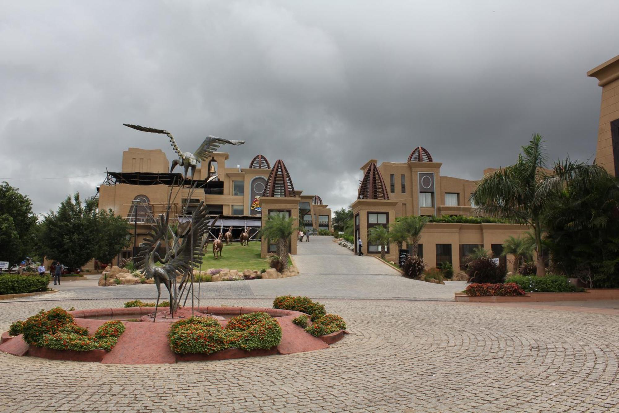 เดอะ โครินเธียน รีสอร์ท แอนด์ คลับ ปูเน่ ภายนอก รูปภาพ The Pearl Resort