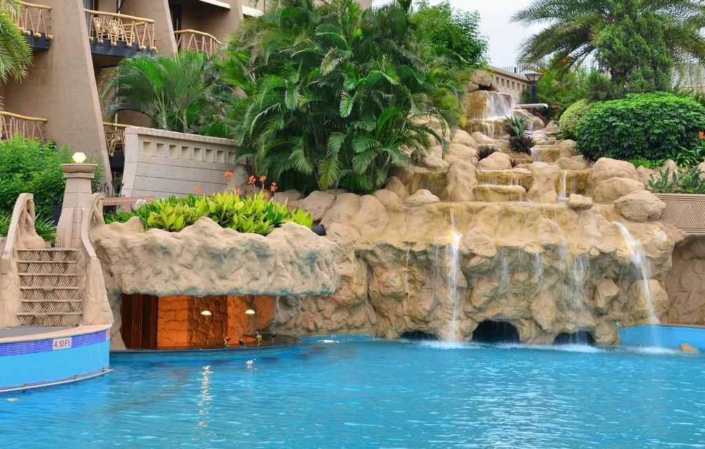 เดอะ โครินเธียน รีสอร์ท แอนด์ คลับ ปูเน่ ภายนอก รูปภาพ The pool at the Royal Mirage