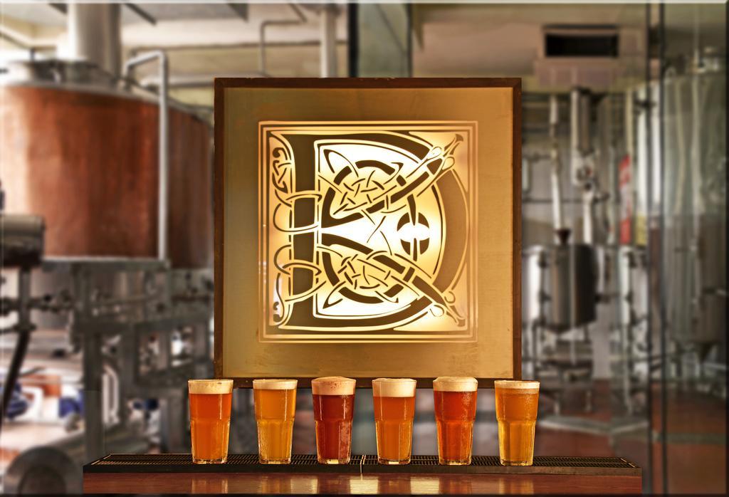 เดอะ โครินเธียน รีสอร์ท แอนด์ คลับ ปูเน่ ภายนอก รูปภาพ The brewery's logo