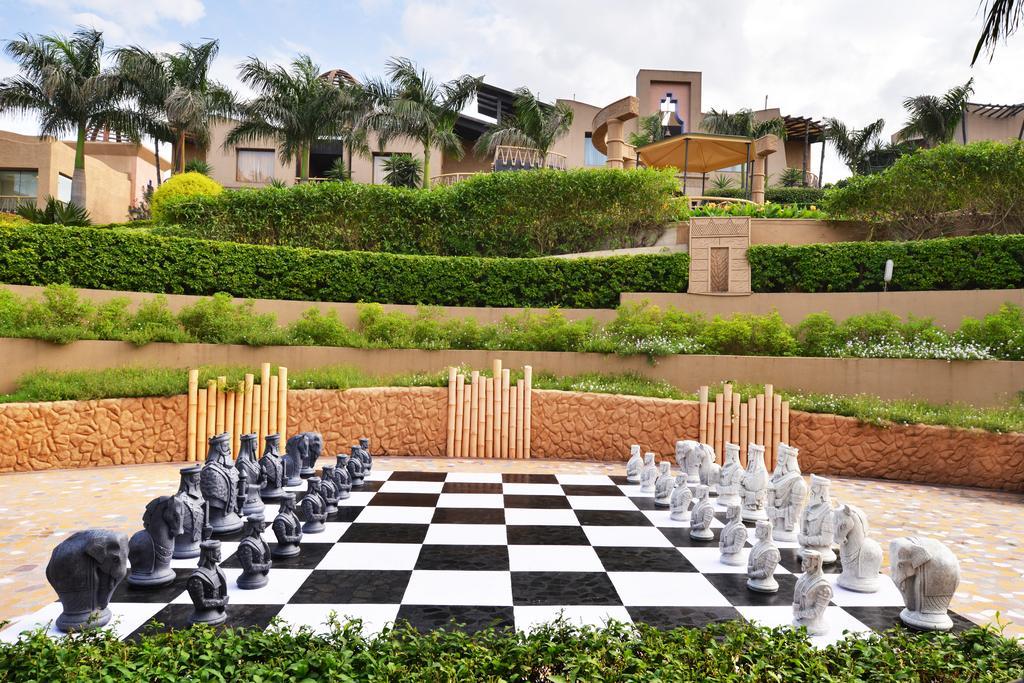 เดอะ โครินเธียน รีสอร์ท แอนด์ คลับ ปูเน่ ภายนอก รูปภาพ The resort's giant chess board