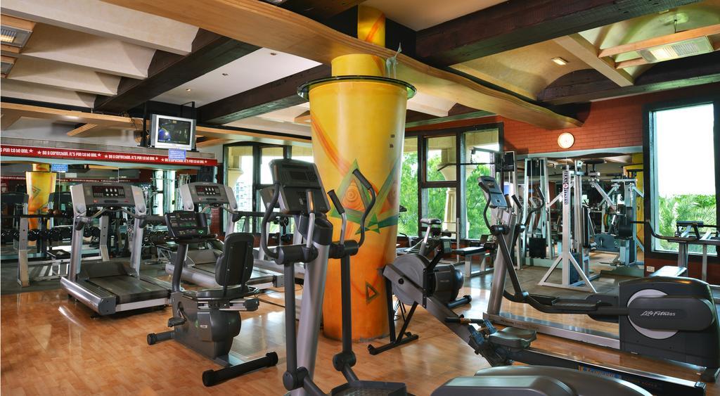 เดอะ โครินเธียน รีสอร์ท แอนด์ คลับ ปูเน่ ภายนอก รูปภาพ The gym at the hotel