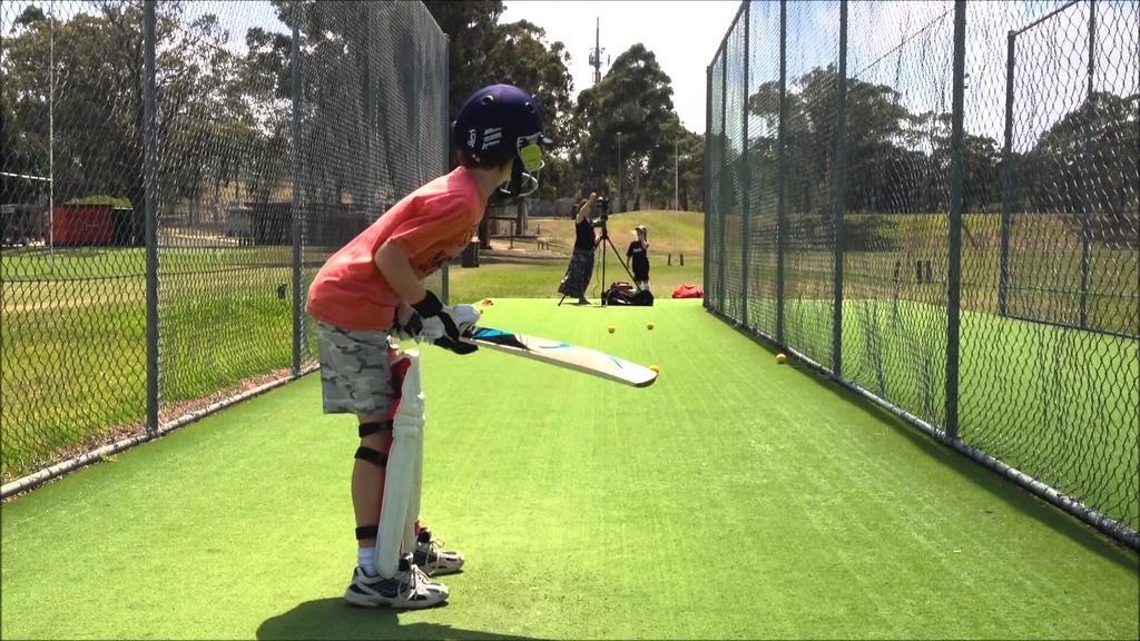 เดอะ โครินเธียน รีสอร์ท แอนด์ คลับ ปูเน่ ภายนอก รูปภาพ A child playing cricket